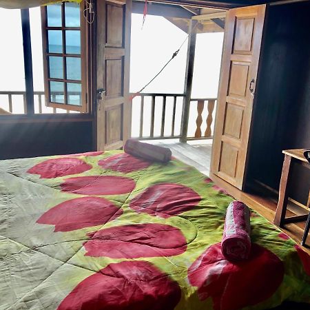 Beachfront Hut Upstairs Astra - Beach Shack Chalet Kampong Juara Kültér fotó