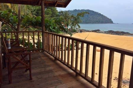 Beachfront Hut Upstairs Astra - Beach Shack Chalet Kampong Juara Kültér fotó