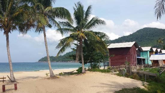 Beachfront Hut Upstairs Astra - Beach Shack Chalet Kampong Juara Kültér fotó