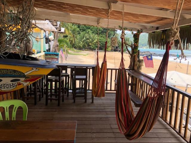 Beachfront Hut Upstairs Astra - Beach Shack Chalet Kampong Juara Kültér fotó