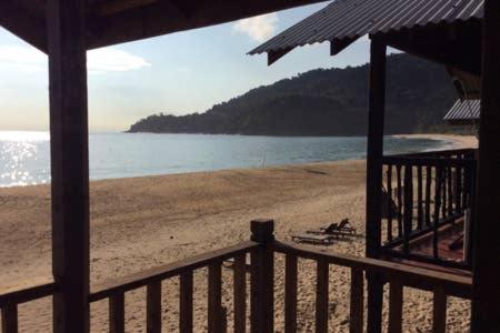 Beachfront Hut Upstairs Astra - Beach Shack Chalet Kampong Juara Kültér fotó