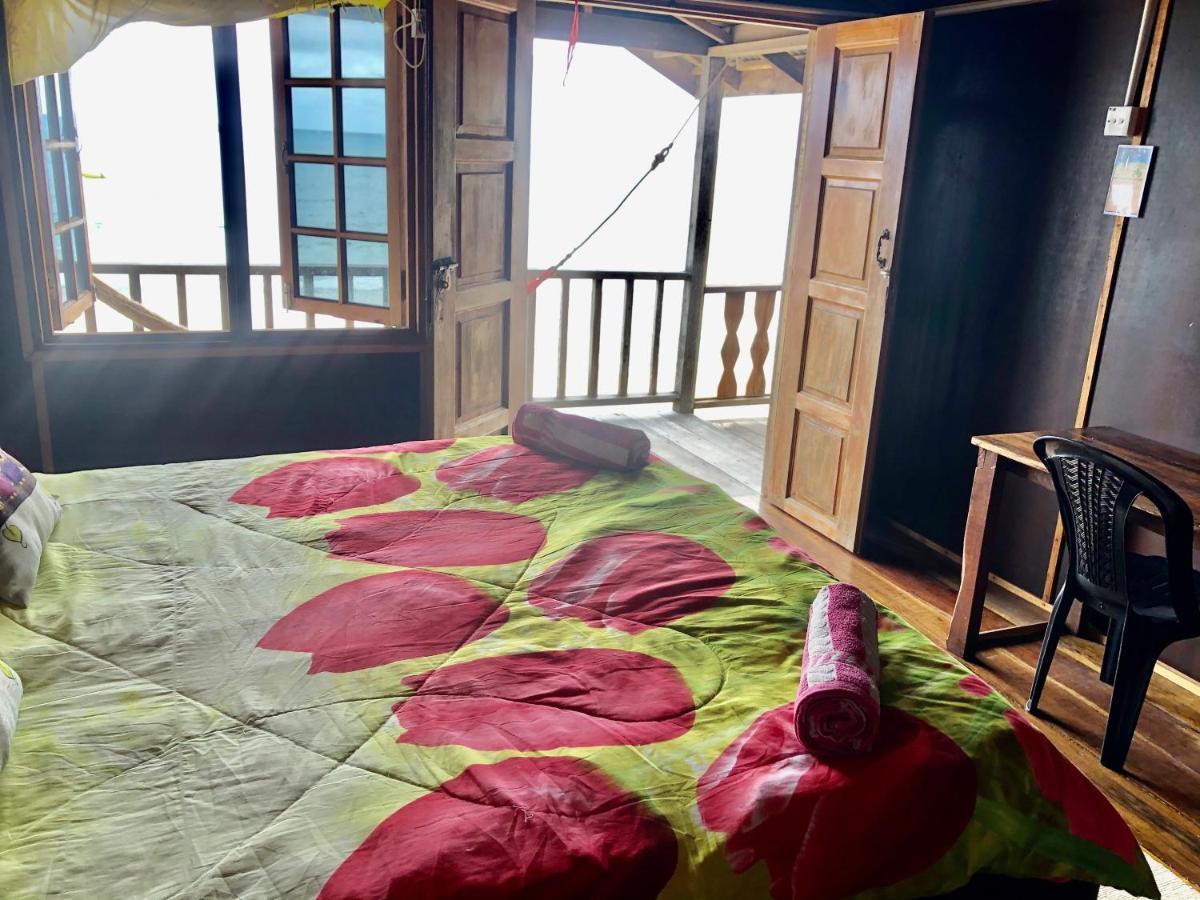 Beachfront Hut Upstairs Astra - Beach Shack Chalet Kampong Juara Kültér fotó