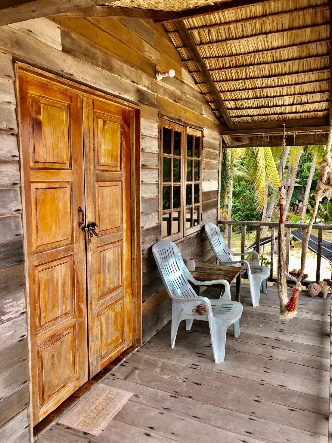 Beachfront Hut Upstairs Astra - Beach Shack Chalet Kampong Juara Kültér fotó