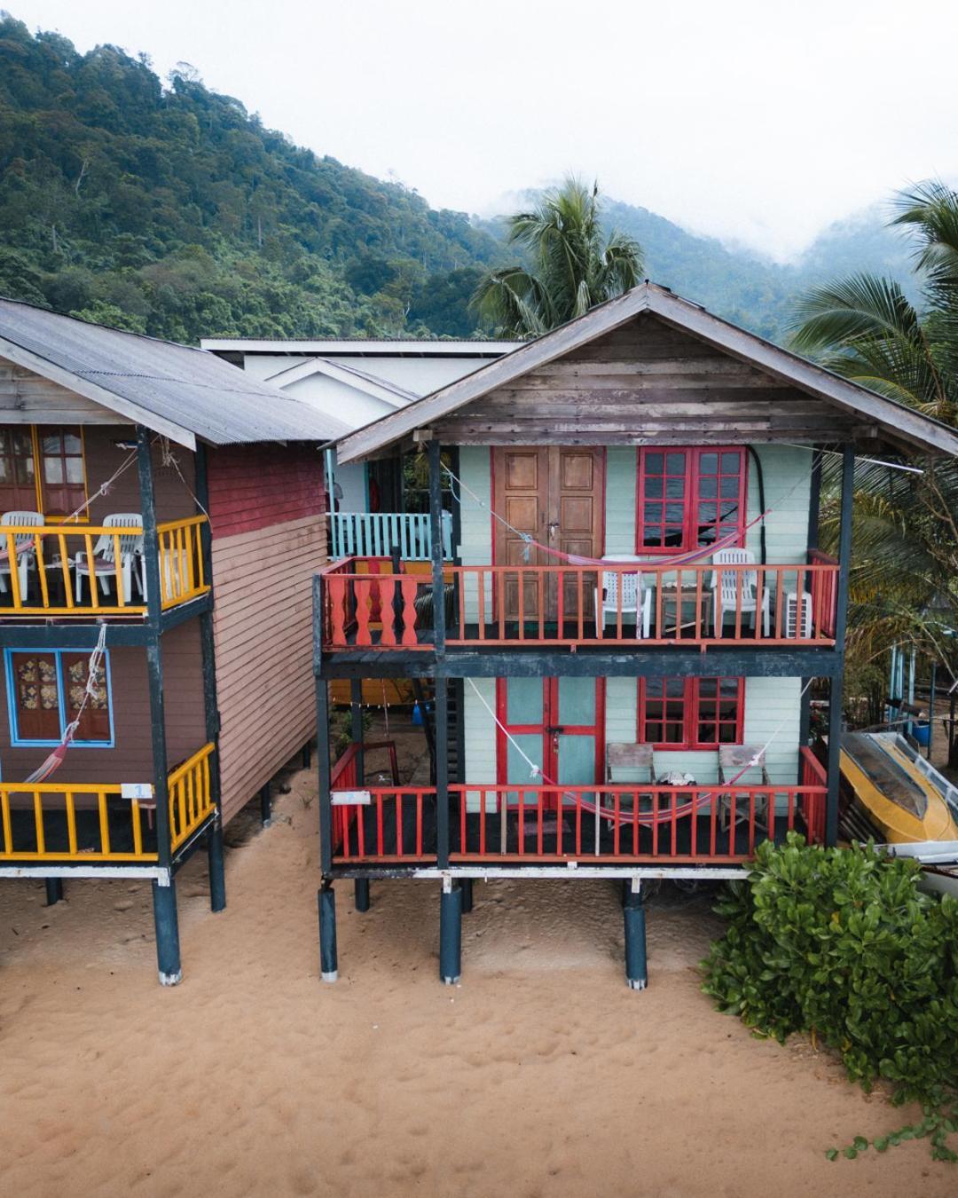 Beachfront Hut Upstairs Astra - Beach Shack Chalet Kampong Juara Kültér fotó