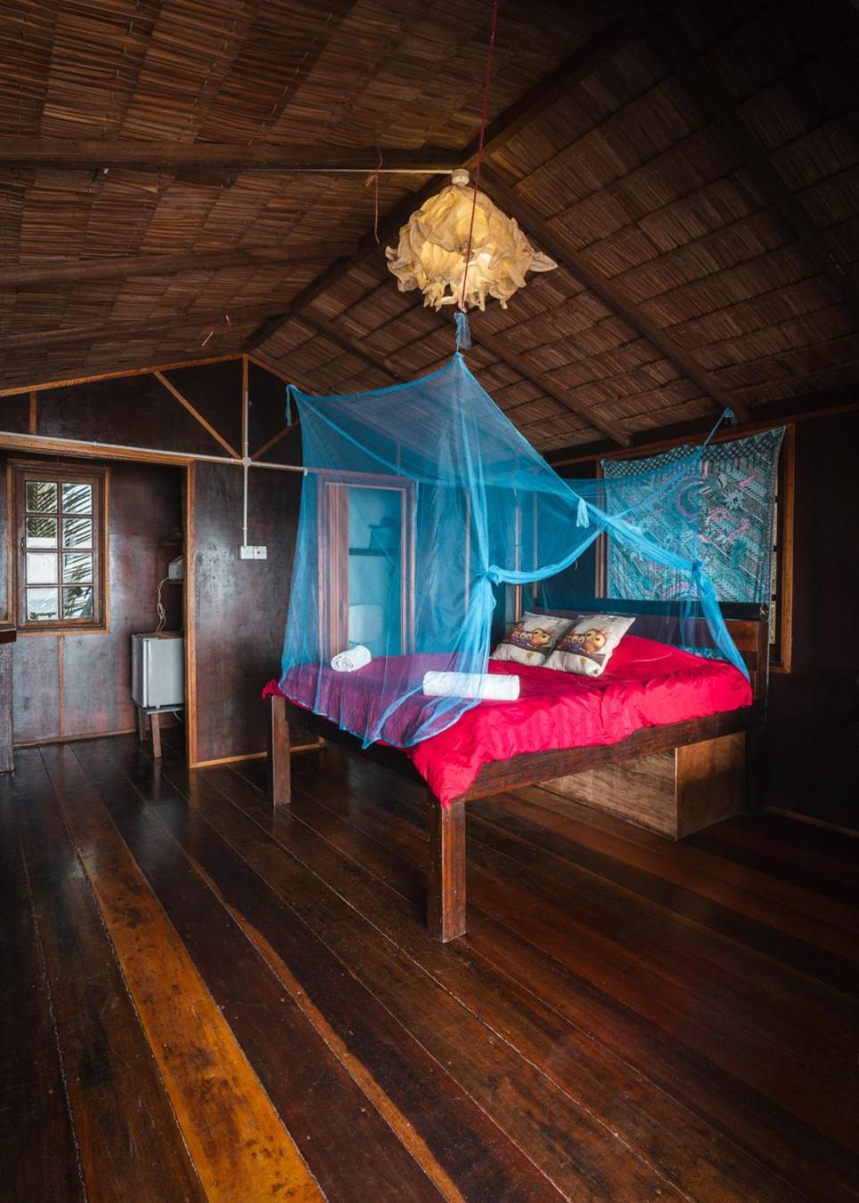 Beachfront Hut Upstairs Astra - Beach Shack Chalet Kampong Juara Kültér fotó